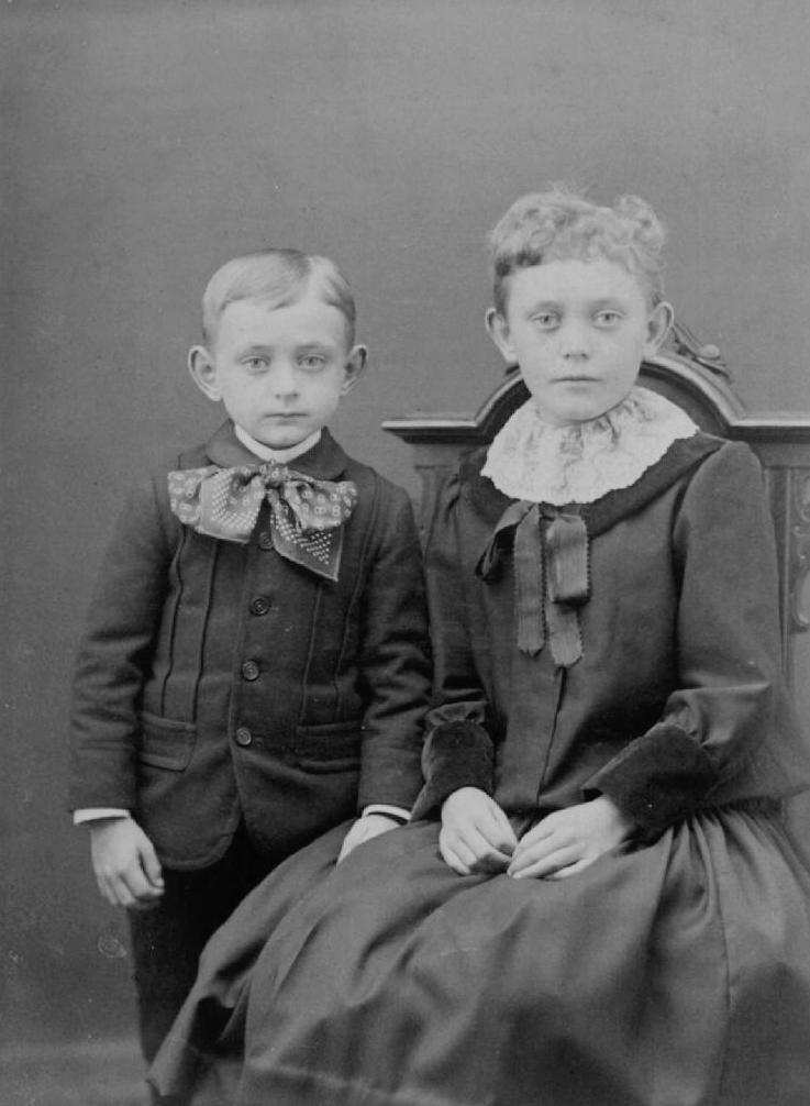 assessing gender in old photographs