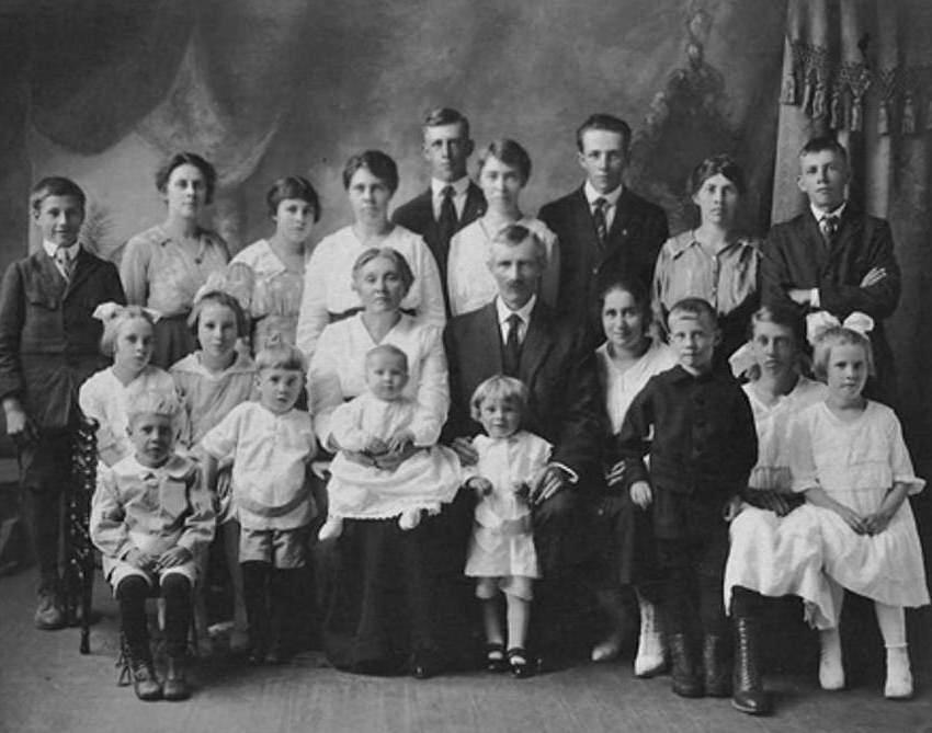 American 1910s family