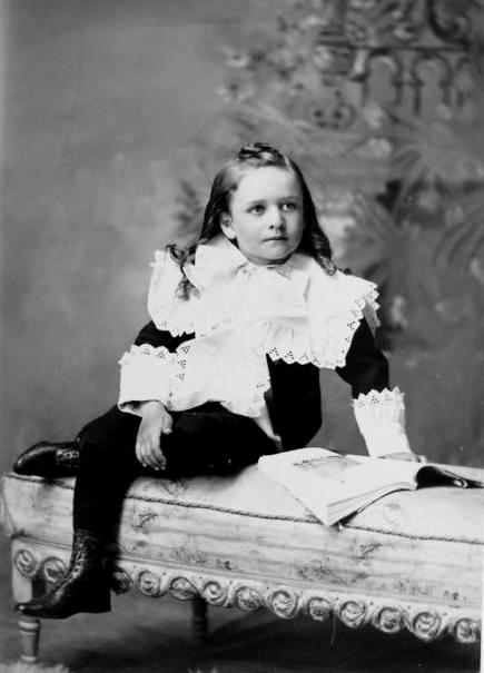 Fauntleroy blouse features