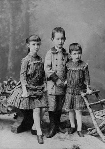 Hungarian skirted garments