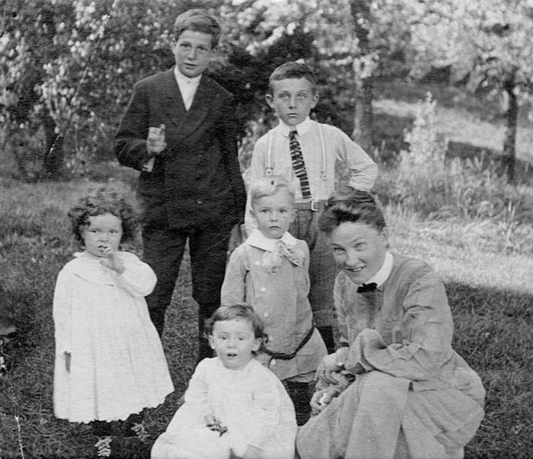 middle-class family about 1905