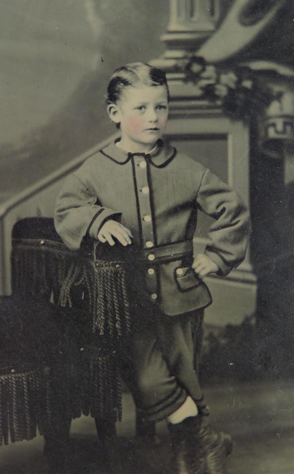 boy's collar buttoming suit