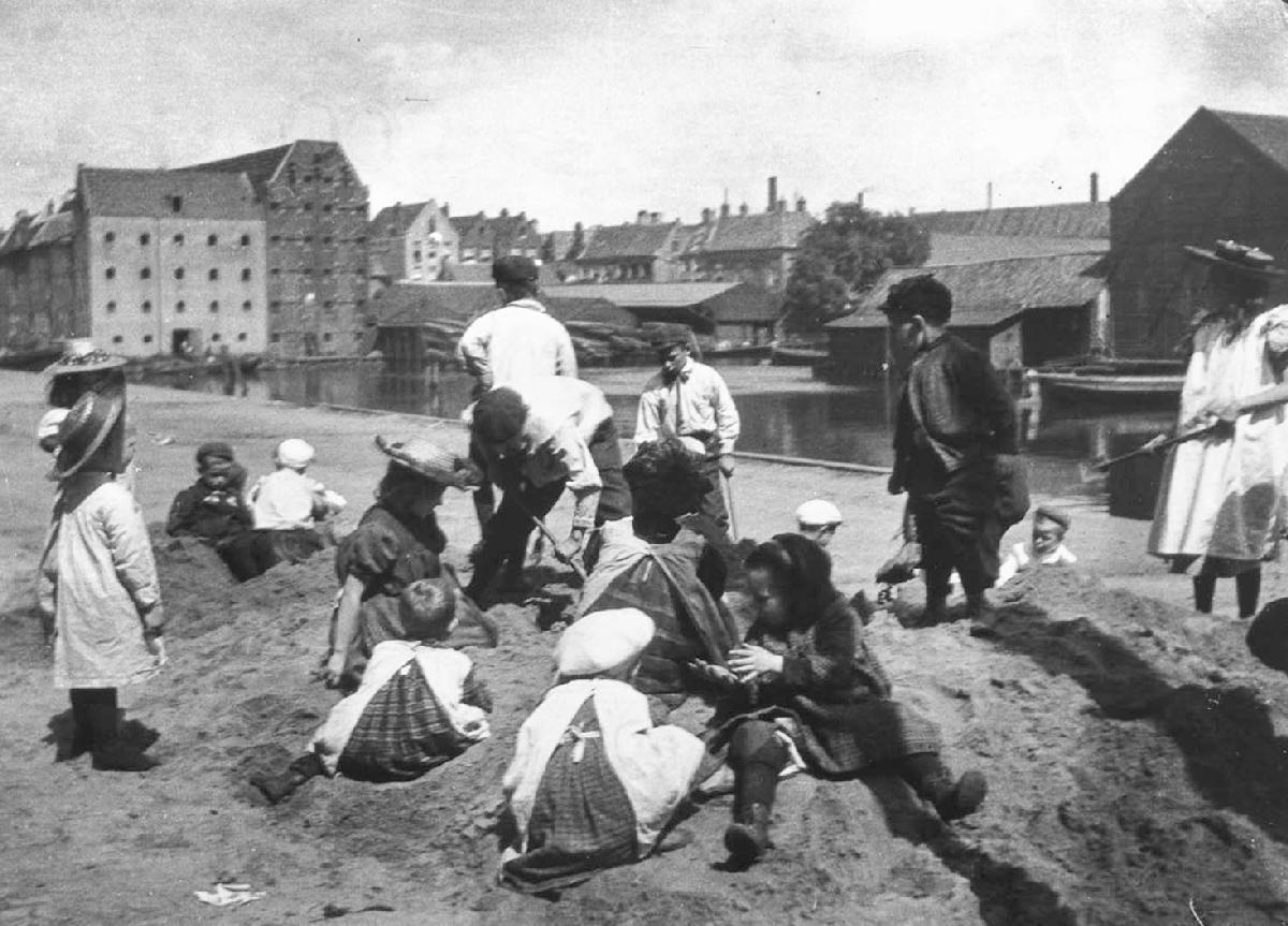 Dutch children playing