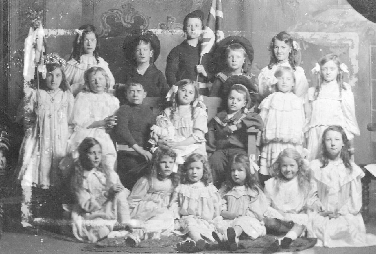 English girls fancy dresses 1900s