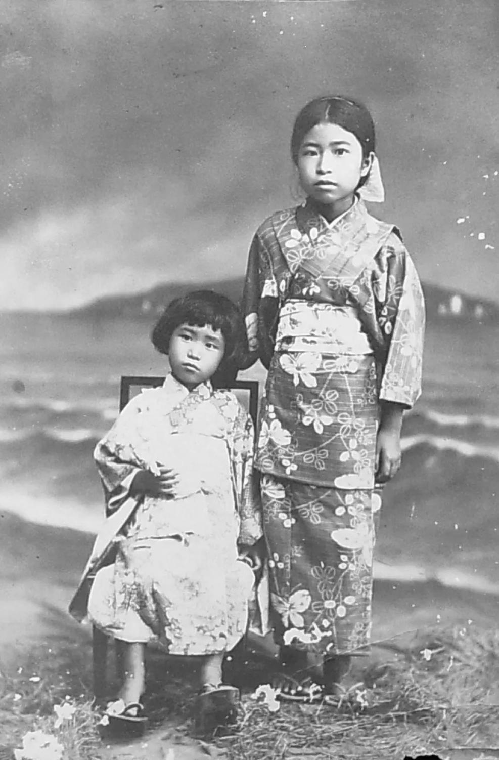  Japanese traditional grls garments 