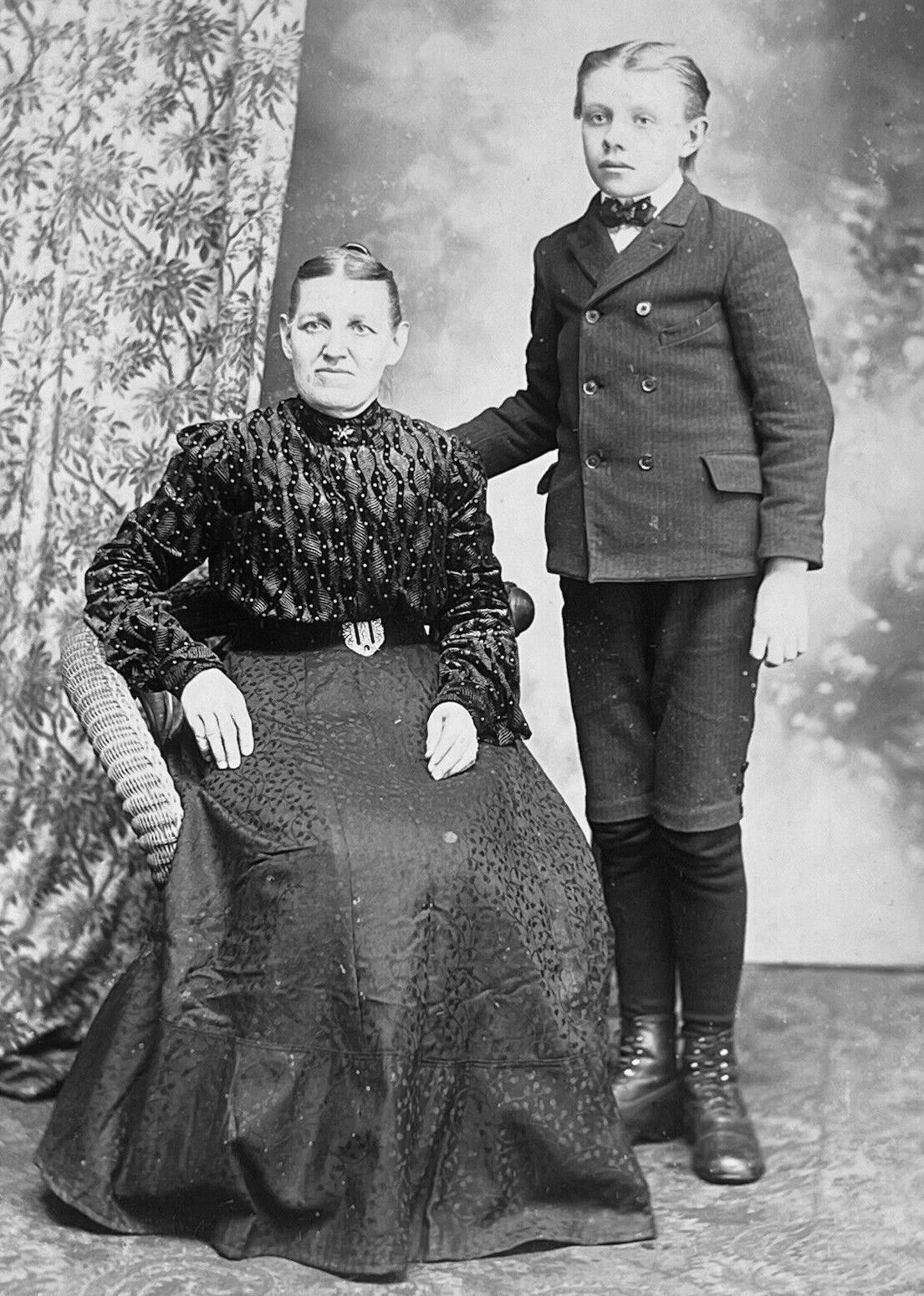knee pants suits