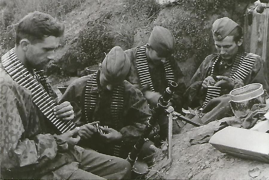 German machine gunners and ammo