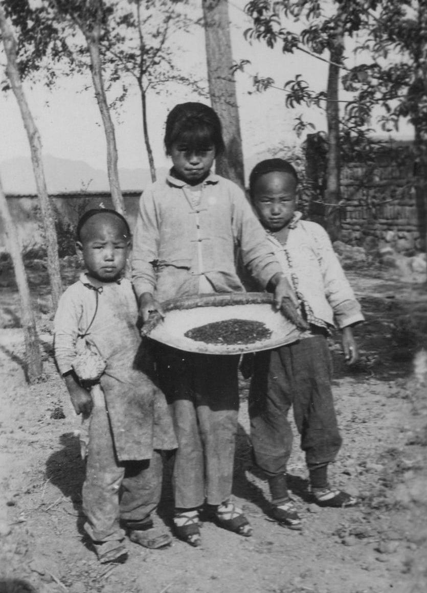 World War II Chinese peasant children 