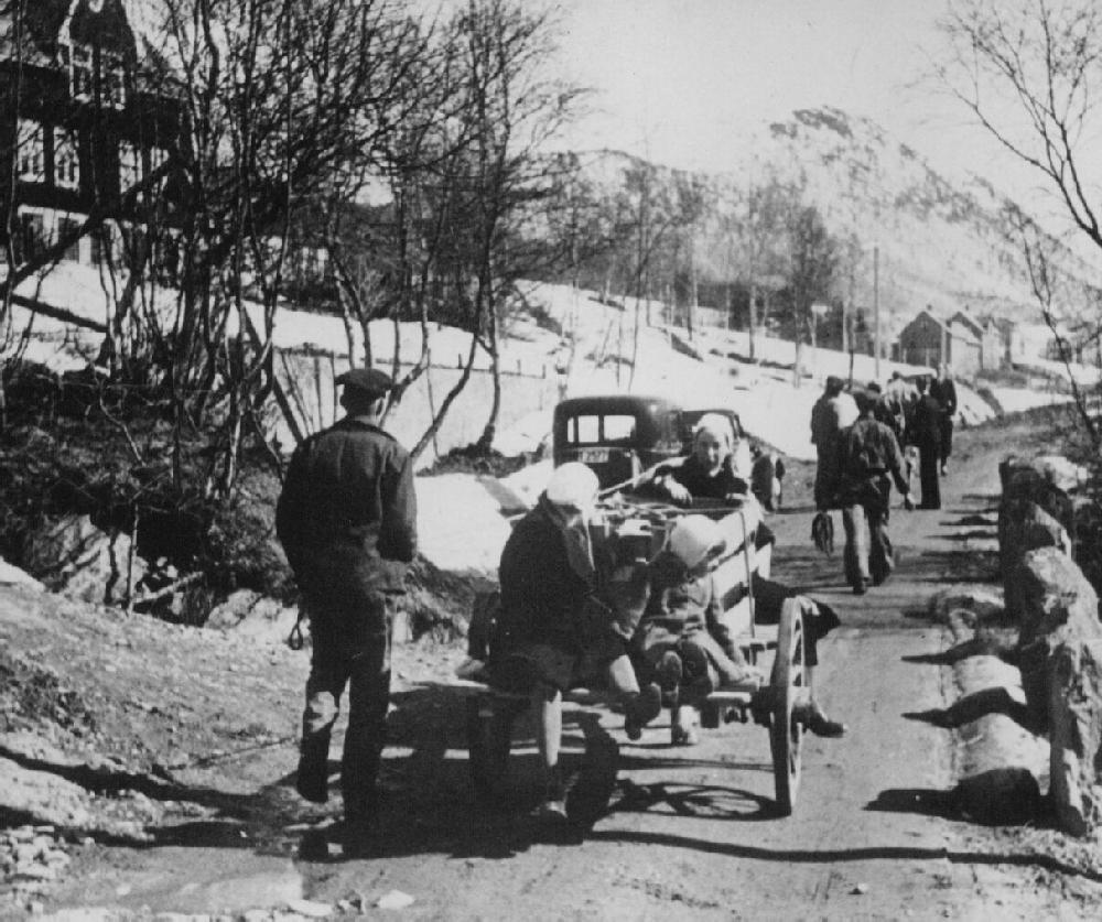 Norwegian World War II refugees rscping to Sweden